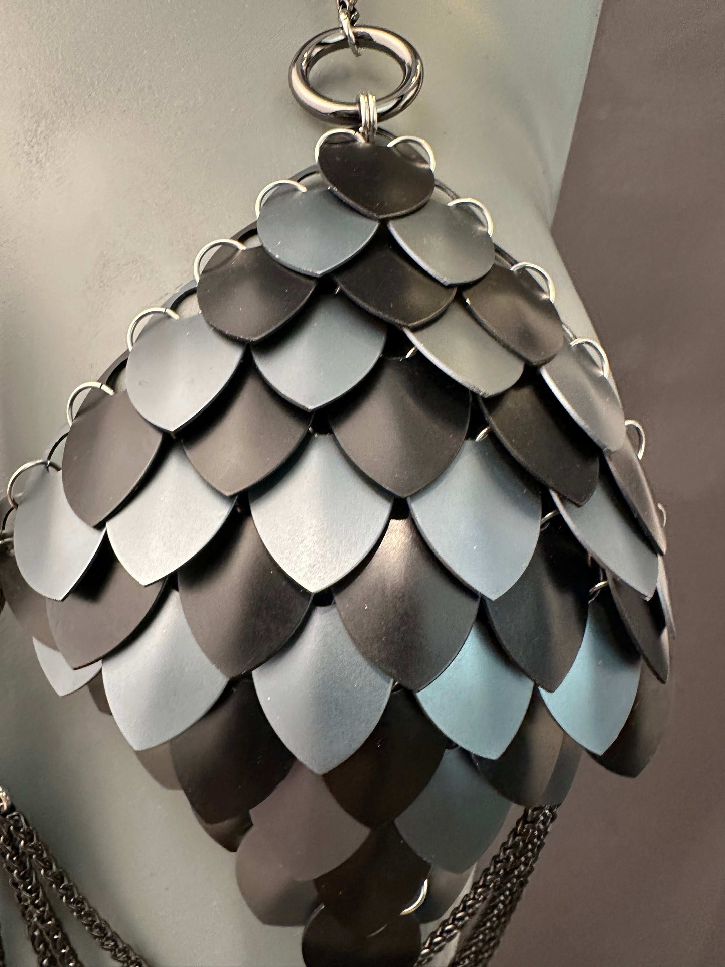 Produkt chainmail bag with black and dark gray scales, unique edgy style, bold confident emotion