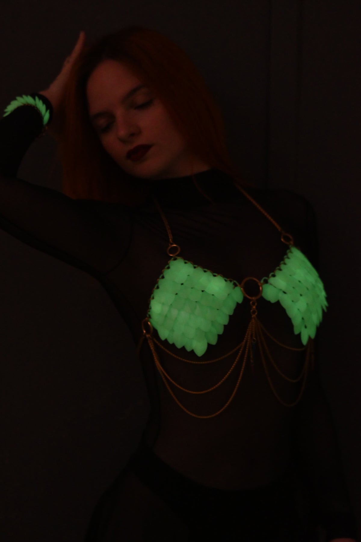 Glow in the dark Body Chain & Schmuck von Lisa Majun