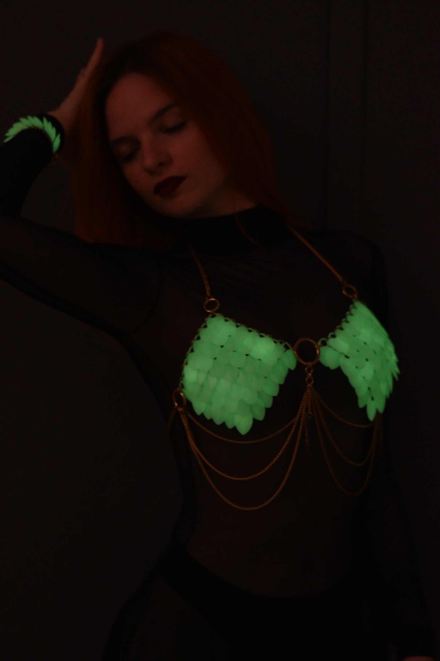 Glow in the dark Body Chain & Schmuck von Lisa Majun