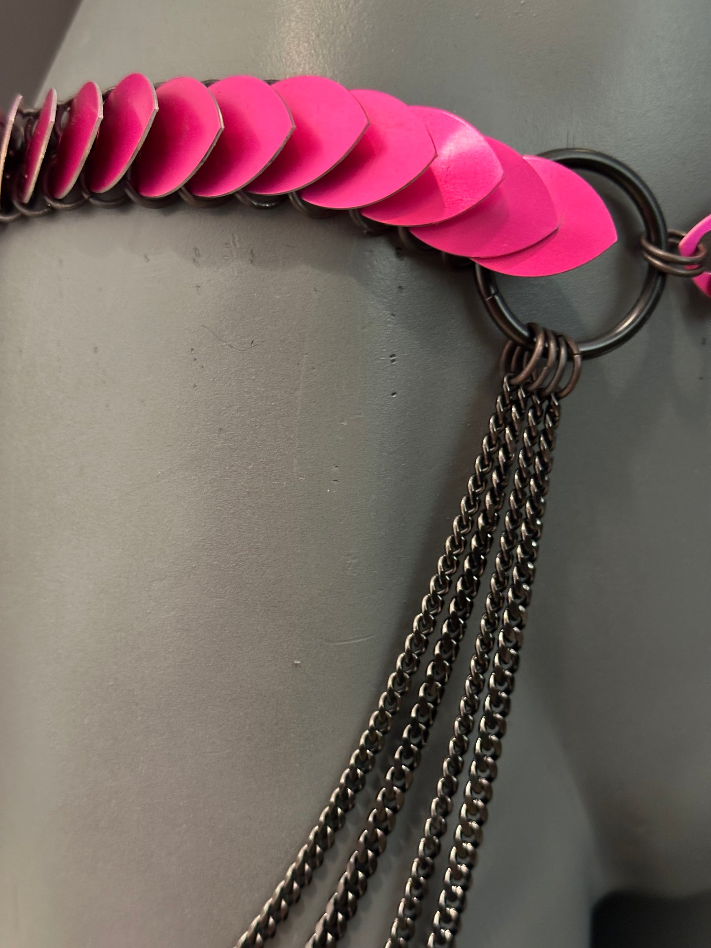 Pink leather chain necklace with black metal rings and chains, stylish and bold mood