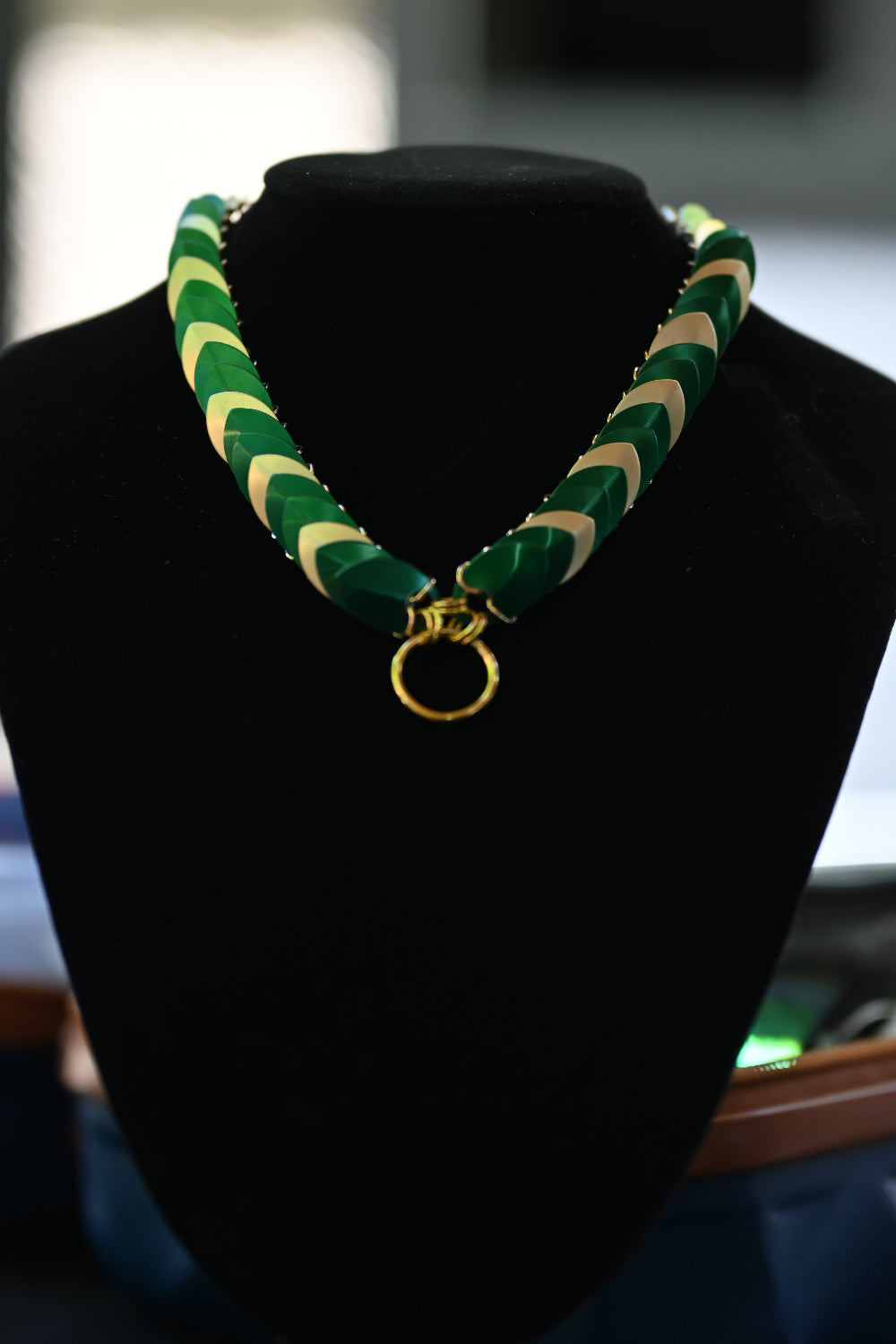 Scale-Choker gold green matt