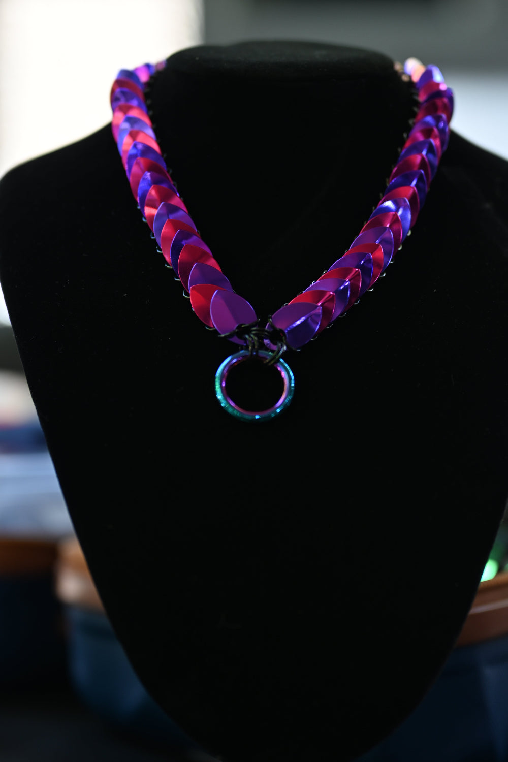 Scale-Choker red purple