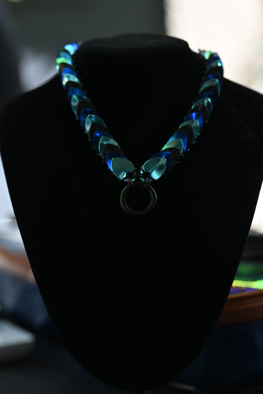 Scale-choker shiny blue