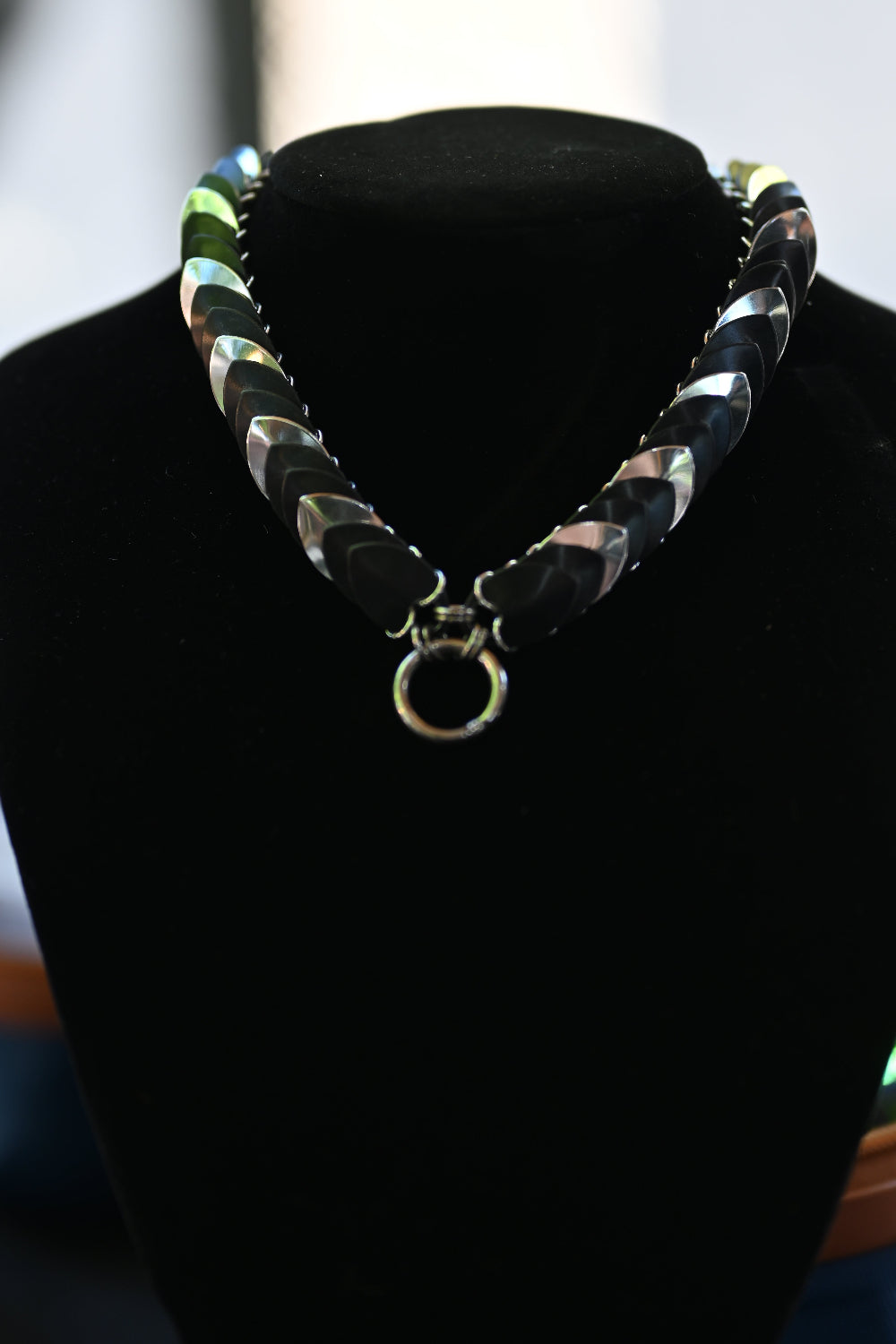 Scale-choker silver black